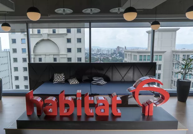 Em 2022 a Teddy entrou no ecossistema Inovabra. A foto mostra uma decoração escrita "Habitat" na mesa de uma sala
