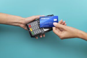 Câmara aprova projeto de lei do programa Desenrola que estipula um teto para juros rotativos do cartão de crédito