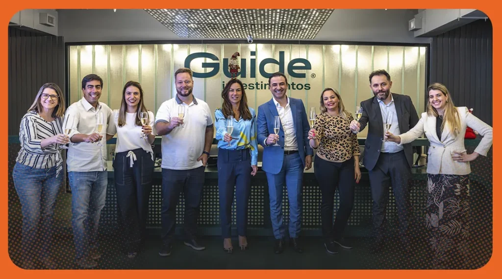 imagem do time da guide e da Teddy Open Finance, celebrando a parceria