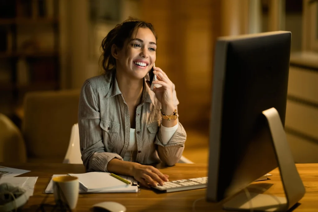 mulher business banker em ligação com seu cliente trabalhando de sua casa
